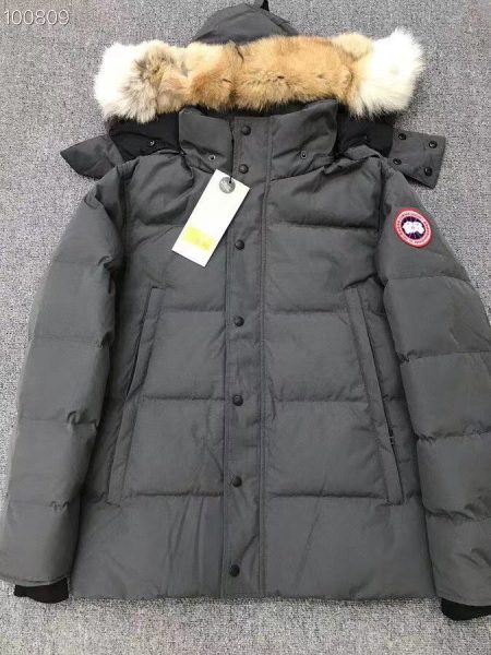 High-quality Canada Goose Wyndham parka replica. Features authentic fabric, down filling, YKK zippers, coyote fur trim, and precise stitching. Sizes XS-XXL.