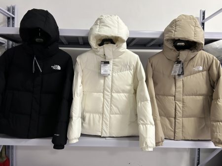 Top North Face down jacket, unisex hooded design. 3D cut, 90% white duck down, 800 fill. Stylish, warm, windproof. Colors: Black, Khaki, White. Sizes: XS-2XL.