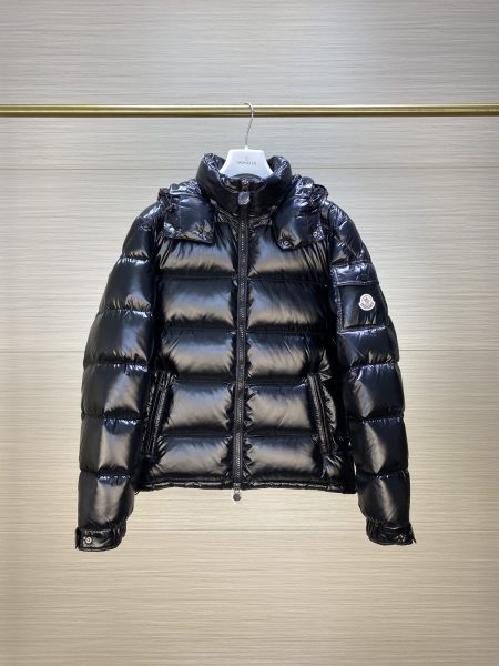 Guangzhou top-tier Moncler Maya down jacket, a classic short style. Celebrity favorite with modern design, flattering fit. Two versions available: glossy and matte. Imported materials, premium down filling, detachable hood, iconic logo embroidery.