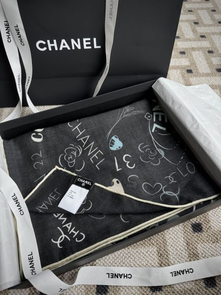 New Chanel 25s Valentine's limited edition velvet double-sided printed shawl. Super popular autumn-winter series, 70% cashmere 30% silk, size 135x135.