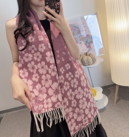 New CHANEL scarf: high-quality, elegant cashmere accessory. Soft, exquisite texture, limited quantity. Size: 30*180cm, 100% cashmere.