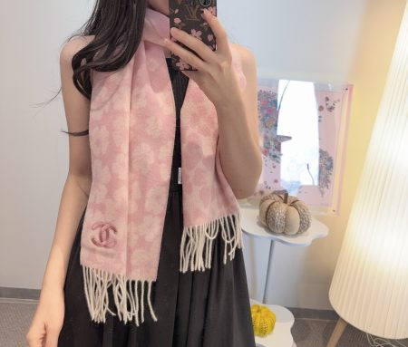 New CHANEL scarf: high-quality, elegant accessory made from 100% cashmere. Soft, exquisite texture. Limited stock available. Size: 30*180cm.