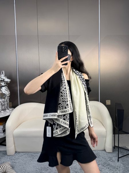2025 Chanel New Bubble Scarf. Double-sided, 140x140cm, 70% wool + 30% hand-rolled edge. Minimalist design with logo trim, versatile black and white tone.