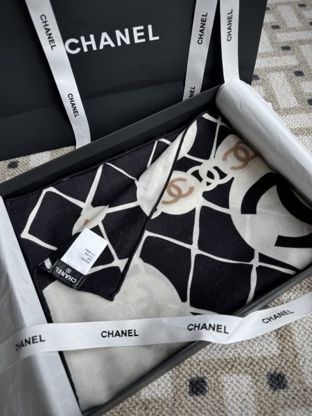 New Black and White Camellia Velvet Shawl. Double-sided same color printing, high-density velvet (30% silk, 70% cashmere). Elegant and sophisticated. Size: 135*135cm.