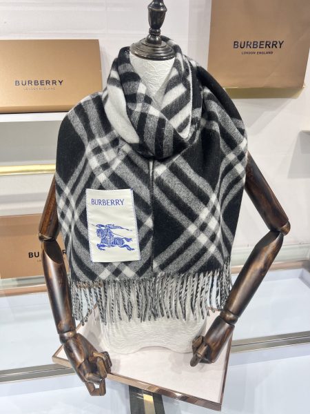 Burberry cashmere scarf with tassels in black and white. Exudes understated luxury and sophisticated style. Made from premium Albas cashmere, it feels like holding a cloud. Features woven check pattern. 30x180cm.