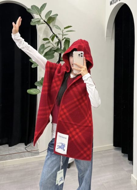 Burberry cashmere-wool blend scarf with check pattern, 30x190cm. Exquisite craft, elegant design, ultra-soft texture. Effortlessly chic and luxurious.