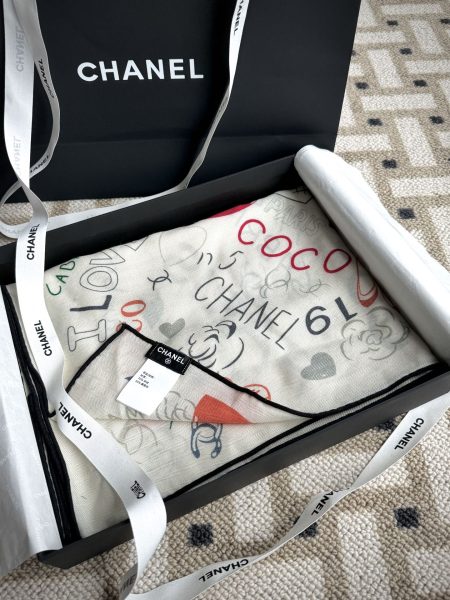 New Chanel 25s Valentine's limited edition velvet double-sided printed shawl. Super like! 70% cashmere, 30% silk, size 135x135.