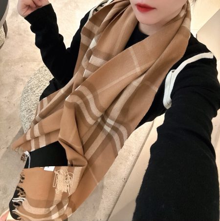 Burberry unisex scarves, high-end men's design. Soft, fine fabric with subtle wave pattern. Simple, elegant style with small logo. Versatile for formal or casual wear.