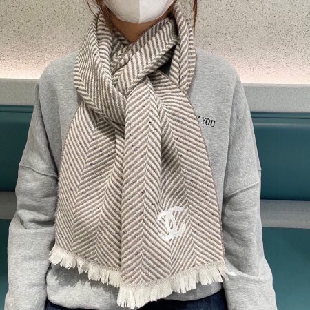 Chanel's new black scarf is a classic, made from 100% cashmere. It measures 35x180 cm and is incredibly soft and skin-friendly.