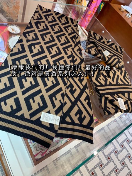 Fendi FF logo scarf, stylish and high-quality. Thick, warm, and retro design. 35x200cm, easy to wear. Limited classic color. Must-have fashion item.