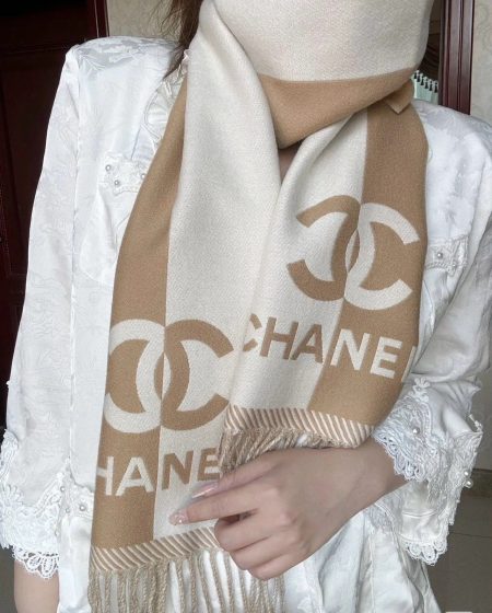 CHANEL's new reversible jacquard scarf features contrasting colors and patterns, with large brand logos and dual-C accents. Made from 100% merino wool, it's soft and versatile. Size: 184x34cm.