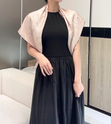 Chanel camellia silk scarf, 100% silk, 90x90cm. Dreamy design with elegant color.