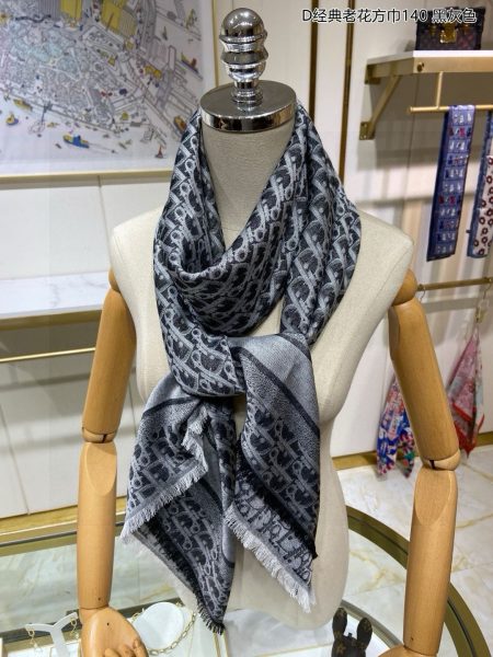 New D Classic Check Scarf 140, latest main store design. Perfect for holidays and daily wear, 140x140 large scarf, 60% wool, 15% cashmere, 25% silk.