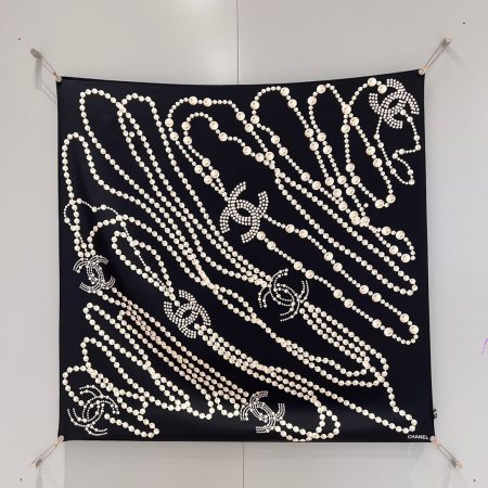 New Chanel pearl necklace in black, 90x90cm, 100% silk. Elegant design with classic pearl elements, complete with original packaging.