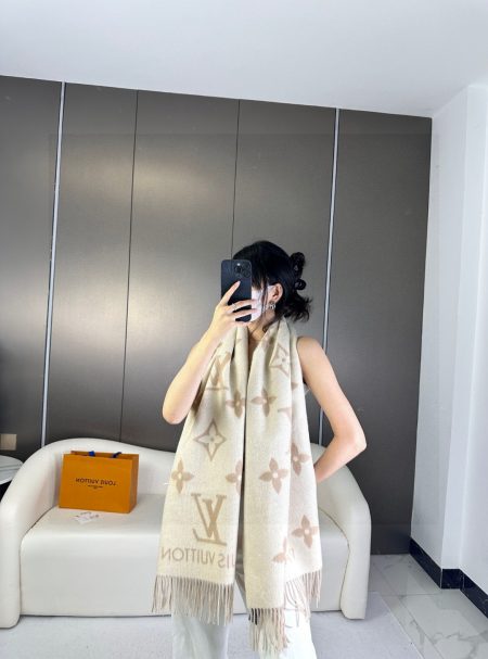 Lv Reykjavik double-sided cashmere scarf. 12 colors, 190x45cm. Soft, versatile as scarf or shawl. Two-sided with contrasting colors/patterns. Durable, timeless design.