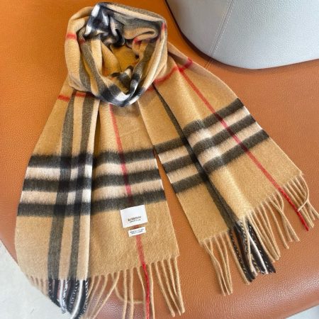 New pure cashmere Burberry classic small scarf, a top-rated export item. Must-have accessory! Size: 168x30cm with original new label.