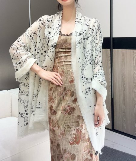 Chanel 2025 early autumn-winter release. This chic shawl is adored for its elegant design and soft texture, brightening the skin with a 100x200cm size.