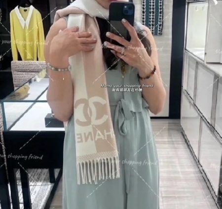 CHANEL new two-tone jacquard scarf, reversible design with contrasting colors and patterns. Features large brand logo and dual-C accents. Made from 100% merino wool, soft and high-quality. Unisex, versatile. Size: 184x34cm.