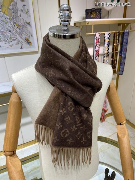 L Gradient Monogram Scarf: Luxurious men's accessory in soft cashmere-wool blend. Enhances winter style with elegant design. Size: 36x200cm. Three colors available.
