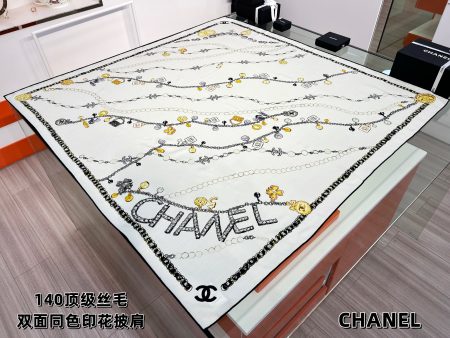 Chanel Fall-Winter 2025 new pearl-embellished double-face silk-wool scarf. Hand-rolled edges, 135x135cm. Showcases feminine charm and individuality.