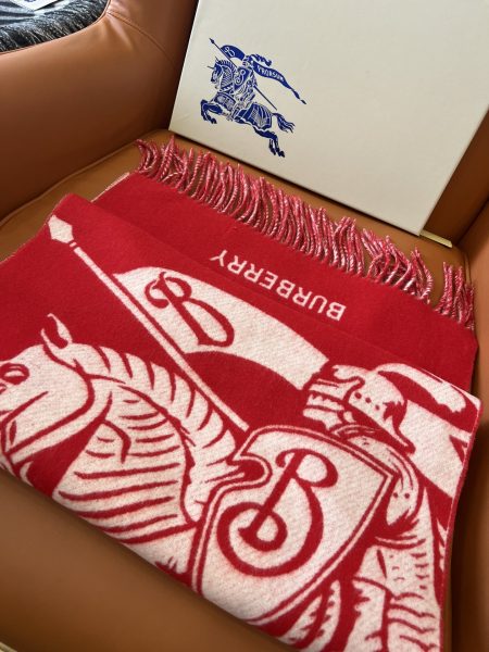Burberry New Year limited edition double-sided cashmere scarf. Features equestrian logo jacquard. Bright red color, 100% cashmere, soft and comfortable.