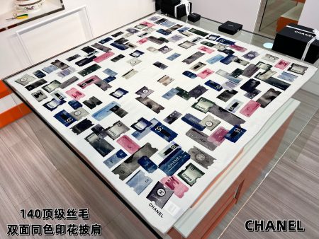 Chanel Fall-Winter 2025 New Silk-Wool Scarf. This classic piece showcases strong, captivating feminine charm with innovative design. Dimensions: 135x135 cm.