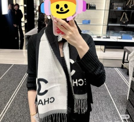 CHANEL new two-tone jacquard scarf, reversible design with contrasting colors and patterns. Features large brand logo and dual-C accents. Made from 100% merino wool, soft and high-quality. Unisex, versatile. Size: 184x34cm.