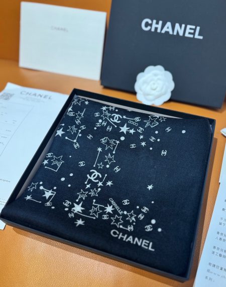 Lightweight and soft shawl for all seasons, featuring classic double C logo and star details.