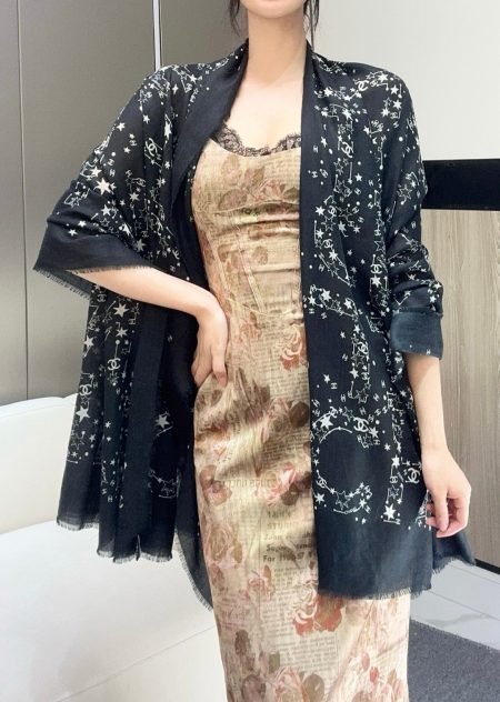 Chanel 2025 early autumn-winter release. This chic shawl is adored for its elegant design and soft 300-ring velvet. Enhances complexion with a glowing effect. Size: 100x200cm.