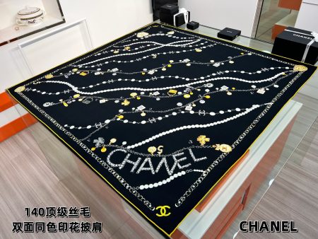Chanel Fall-Winter 2025 new pearl-embellished double-face silk-wool scarf. Hand-rolled edges, 135x135cm. Showcases feminine charm and individuality.