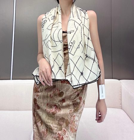 Chanel new floral velvet scarf. Elegant, soft silk-cashmere, 140x140cm. Two versatile colors.