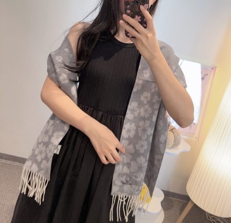 New CHANEL scarf: high-quality, elegant accessory made from 100% cashmere. Soft, exquisite texture. Limited stock. Size: 30x180cm.