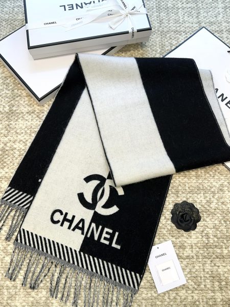 Chanel launches new two-tone jacquard scarf. Double-sided with contrasting colors and patterns. Made from 100% merino wool, soft and high-quality. Unisex design. Size: 184*34cm.