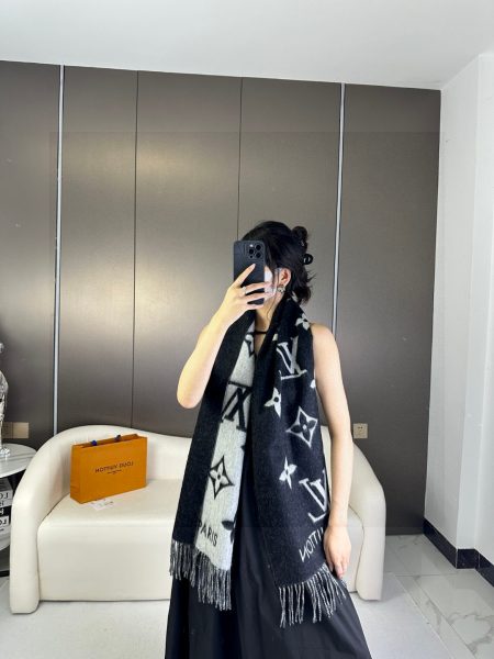 Lv Reykjavik double-sided cashmere scarf, 12 colors, 190x45cm. Soft, versatile as scarf or shawl. Classic design, reversible with contrasting patterns.