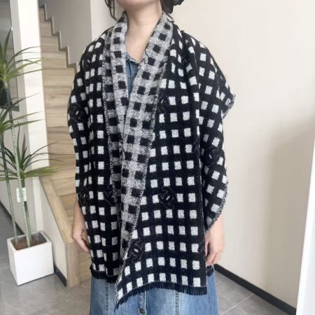 Chanel new black scarf, 100% cashmere, 70x200, ultra-soft and skin-friendly. Classic advanced color, 2025 trendsetter.