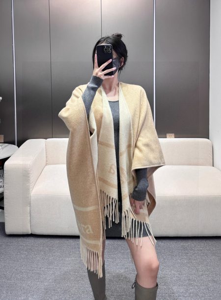 Max Mara reversible cloak. This year's most fashionable runway piece. Versatile and elegant. 100% merino wool, soft and high-quality. Size: 162x130cm.
