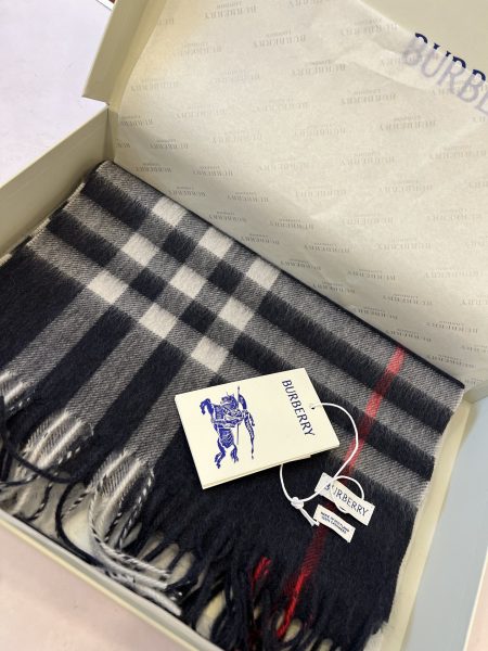 Burberry classic navy blue check scarf, 100% cashmere, 168x30cm, 140g. Timeless unisex design.