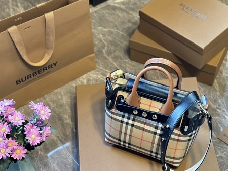 This Burberry bag is stylish and lightweight, perfect for daily use or as a mommy bag. Dimensions: 22*11*20cm.