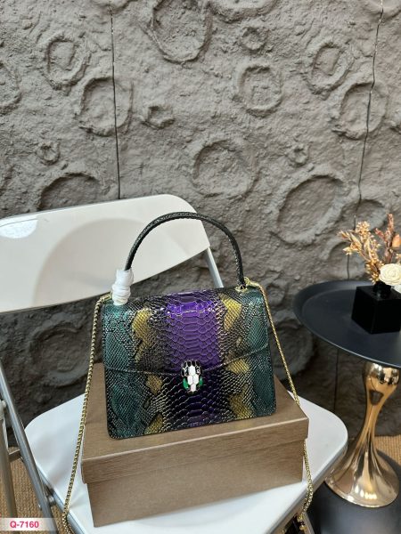 Matching gift box: Bulgari Himalayan lizard skin bag, high cost-effectiveness, large capacity, 21.16cm size.