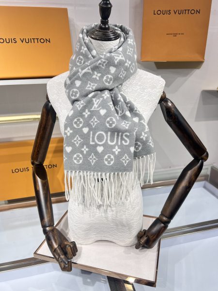 LV秋冬款Monogram围巾，奢华羊绒材质，尺寸45x200cm，时尚百搭。
