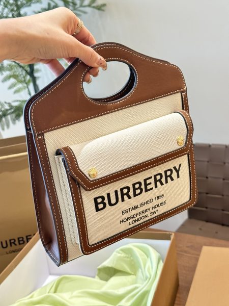 Canvas messenger bag debuts. Burberry's blend of canvas and brown leather makes it perfect for autumn. It's spacious, retro, and adorable, suitable for hand or shoulder carry.