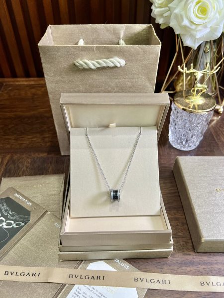 Bvlgari Spring Necklace Replica. High-grade titanium steel, gold plating, unisex design. Versatile, classic style. Length 50mm.