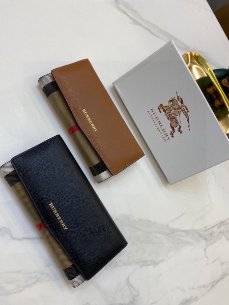 Burberry latest women's wallet, two-fold style, top grain leather, 1:1 quality, compact and spacious.