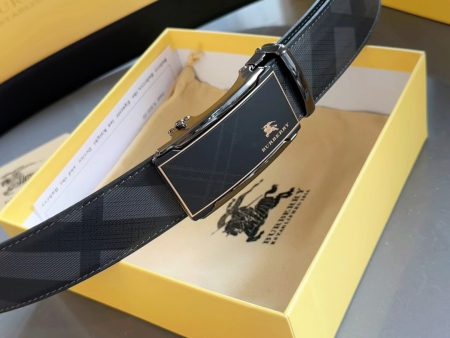 Burberry classic leather belt with steel buckle, suitable for business and casual wear.