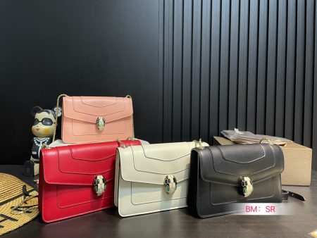 Bvlgari classic foldable gift box. Genuine leather, imported snakehead clasp, snake bone chain. Size: 22*14.