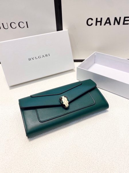 Green color, 19x10 size, Bvlgari leather wallet, excellent craftsmanship, must-have.