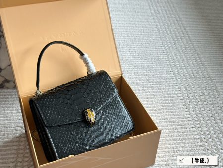 Bvlgari box, size 20x16cm. Genuine leather and hardware, including chain. High-quality cowhide, imported enamel clasp. Versatile and stylish.