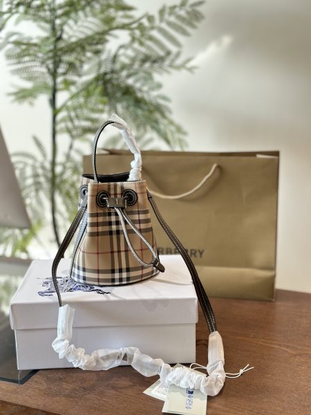 New Burberry bucket bag in fresh colors, classic check pattern, versatile and stylish with leather shield buckle. Top handle for carrying. 15×20