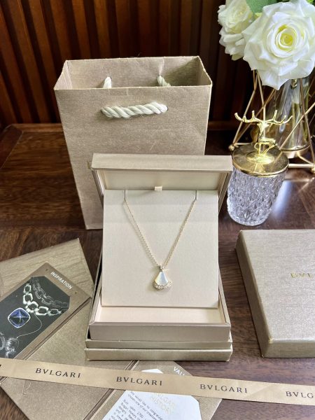 Bulgari Diva series skirt necklace, 46cm length, high-end custom design, in stock now.