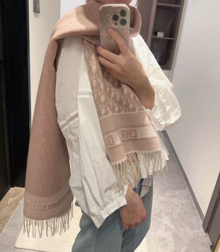 New Dior Oblique scarf in navy blue cashmere. Features double-sided design with classic print, 'CHRISTIAN DIOR' jacquard band, and fringe. Made in Italy.